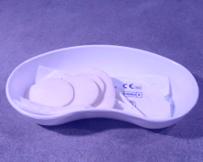 Kidney dish, in plastic